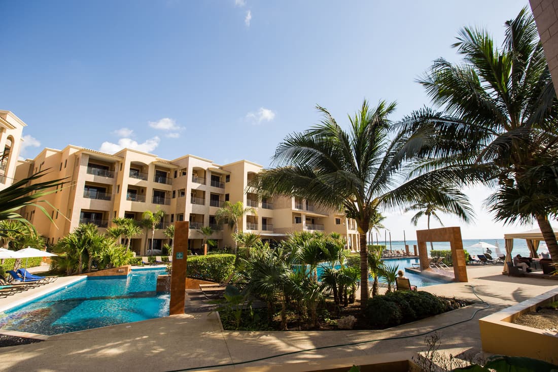 Large ground-floor a 2-bedroom condo with a balcony at ELFARO by DPM