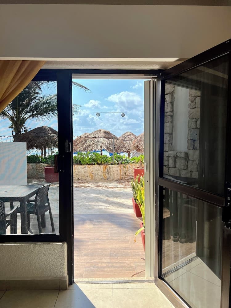 Pelicano Inn Playa del Carmen - Beachfront Hotel