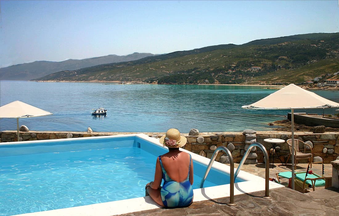Cavos Bay Hotel and Studios