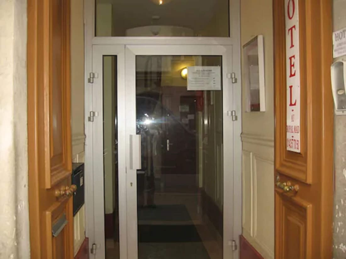 Au Royal Mad Hotel