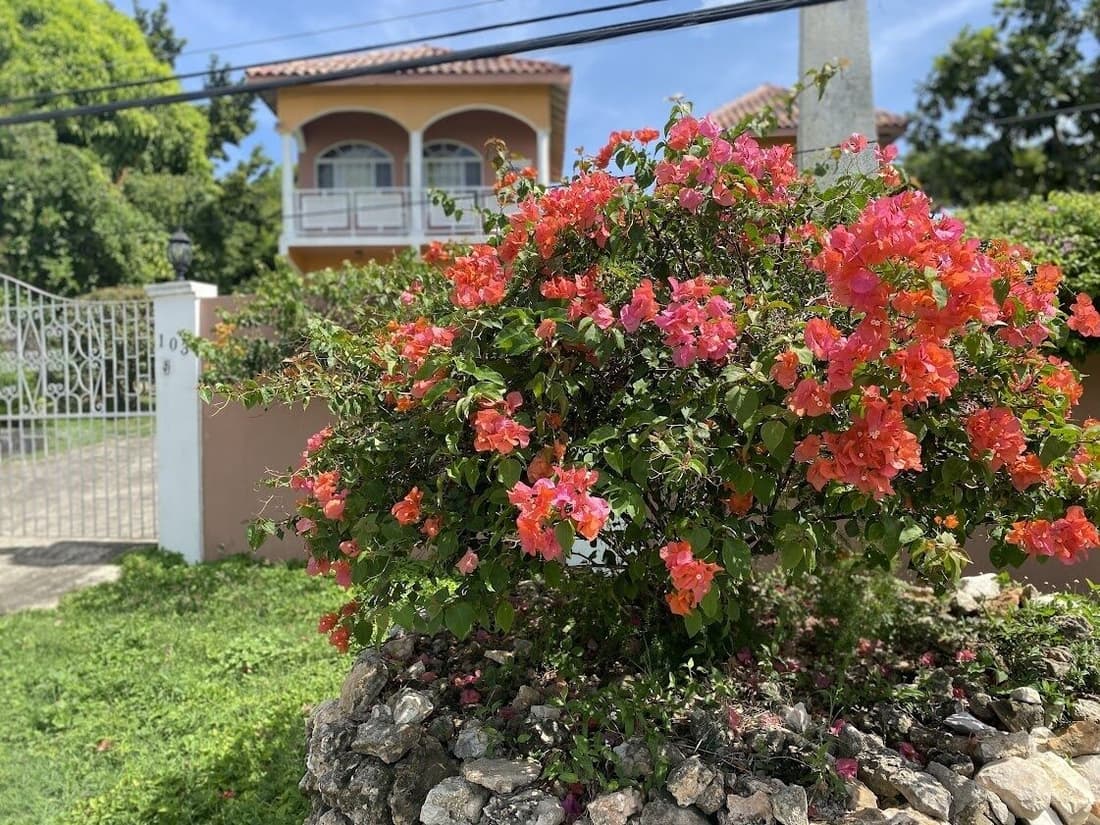 YanceyLargo- 4BR Villa Jacuzzi & Mountain Views by RedAwning