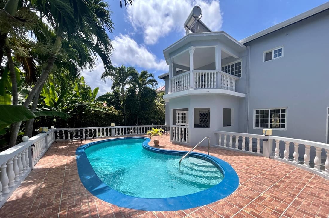 5 Bed Villa Sleeps 14 - Private Pool - Smart TVs