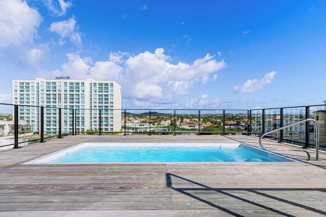 Luxury 2-bedroom Condo Right on the Strip in Palm Beach