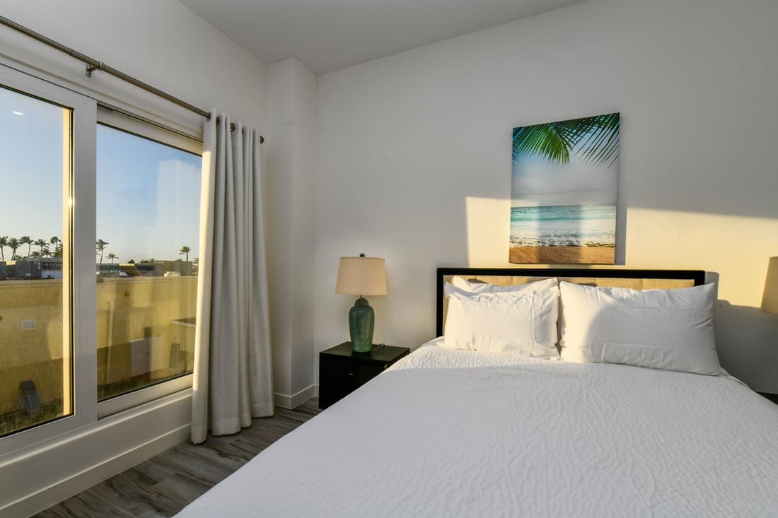 Luxury 2-bedroom Condo Right on the Strip in Palm Beach