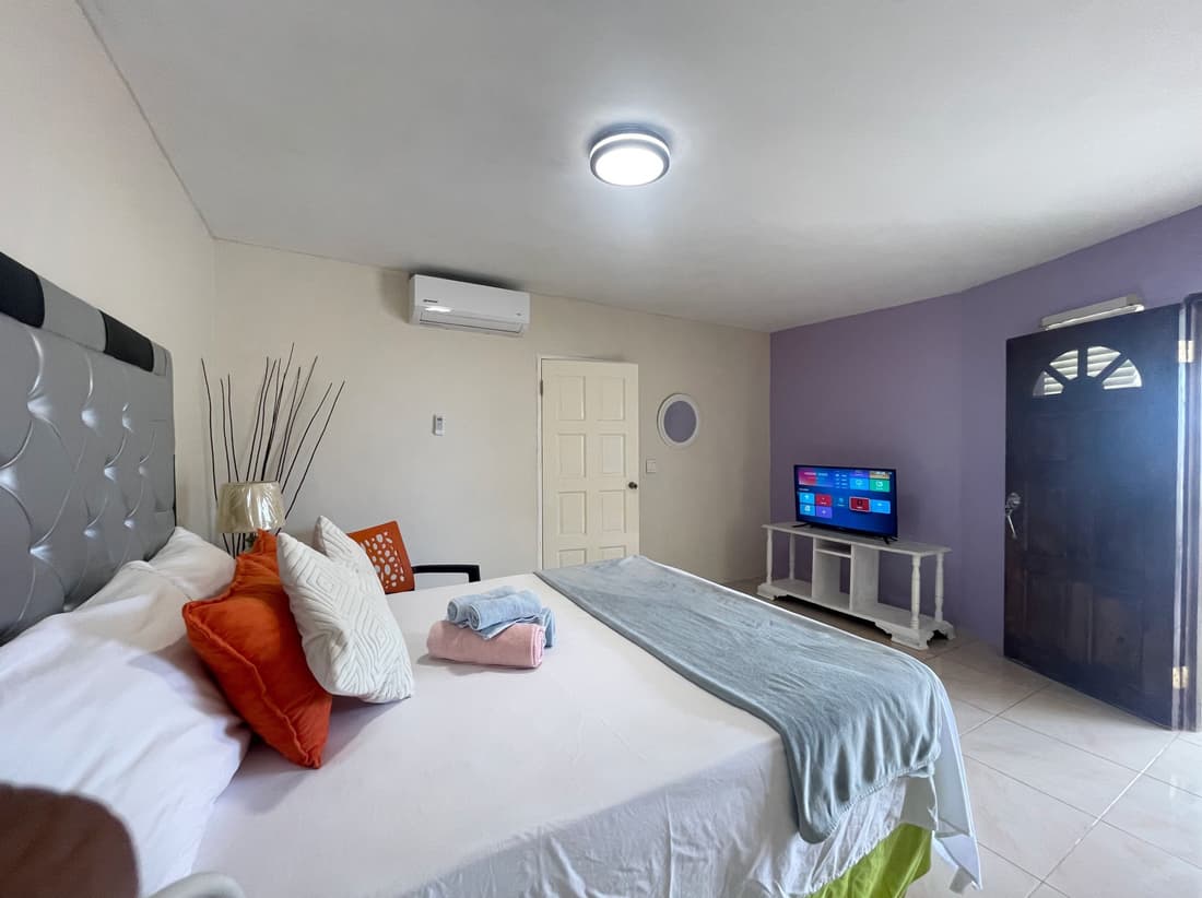 Skyline Suites 2 Queen bedroom 2 Condo by RedAwning