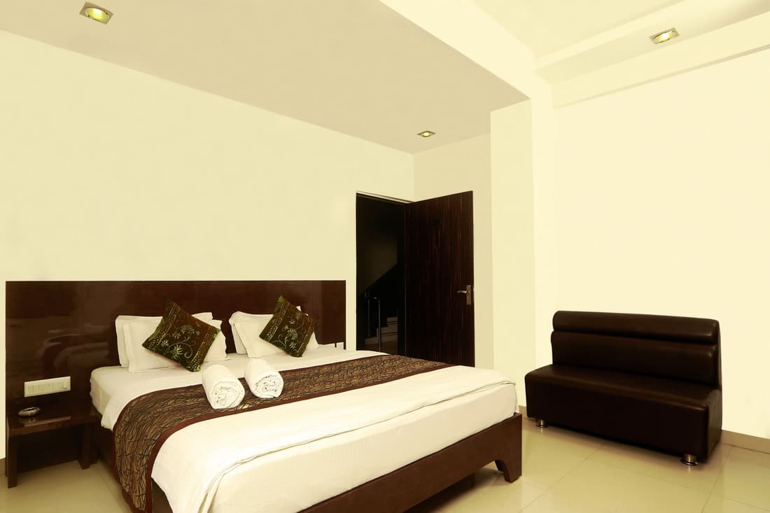 Hotel Metropolitan Near Sindhi Camp
