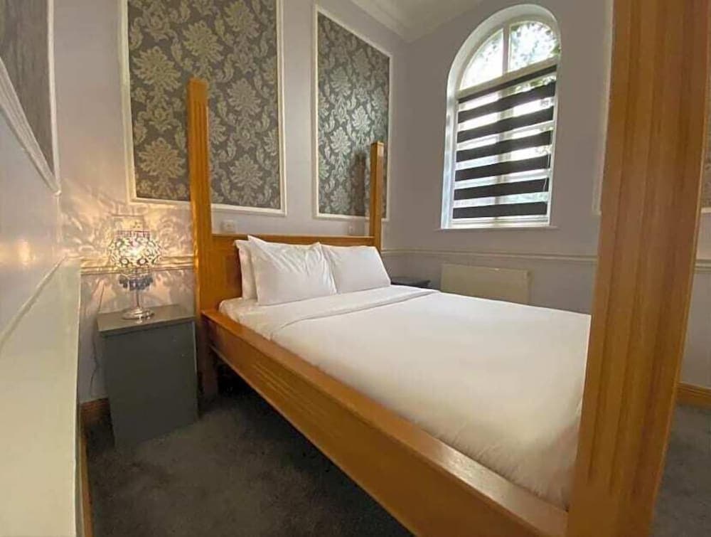 Baylis Park Hotel