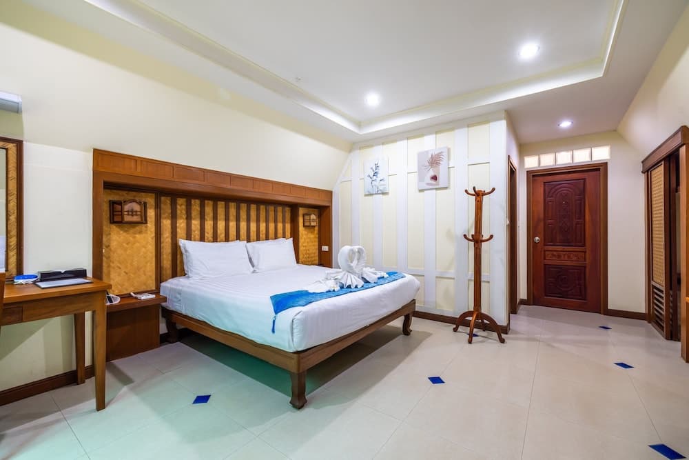 Meet Holiday Hotel