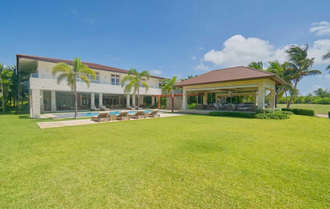 Modern Villa With Ocean View and Service Staff
