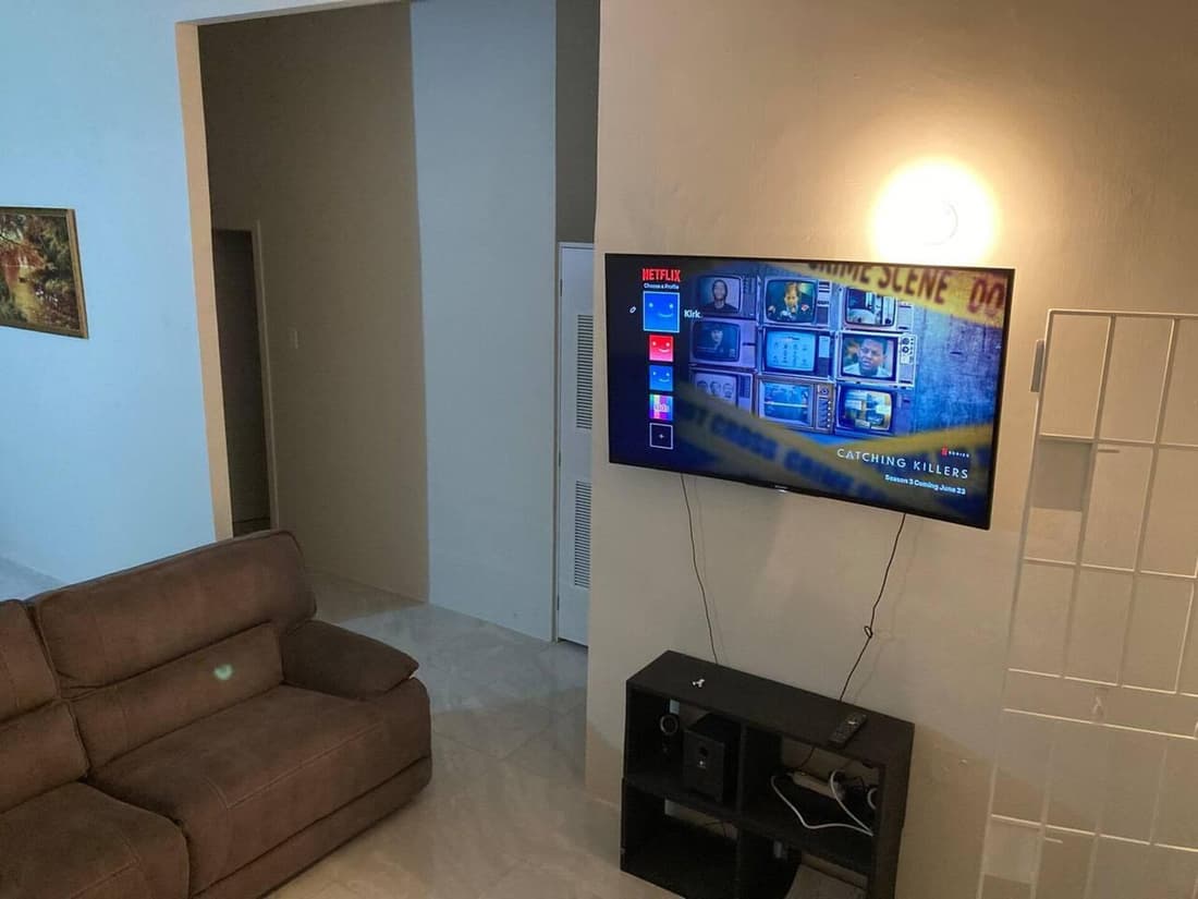 Sleeps 4 Parking, 15-min to Beach