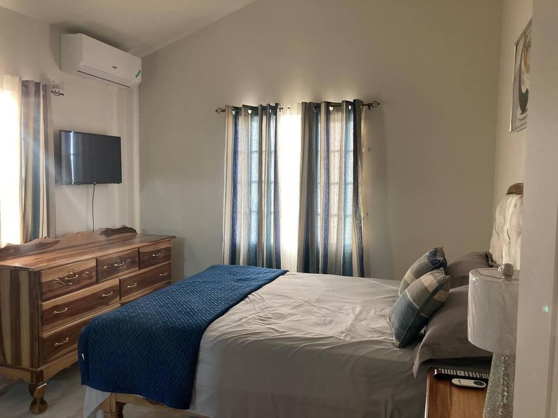 Sleeps 4 Parking, 15-min to Beach