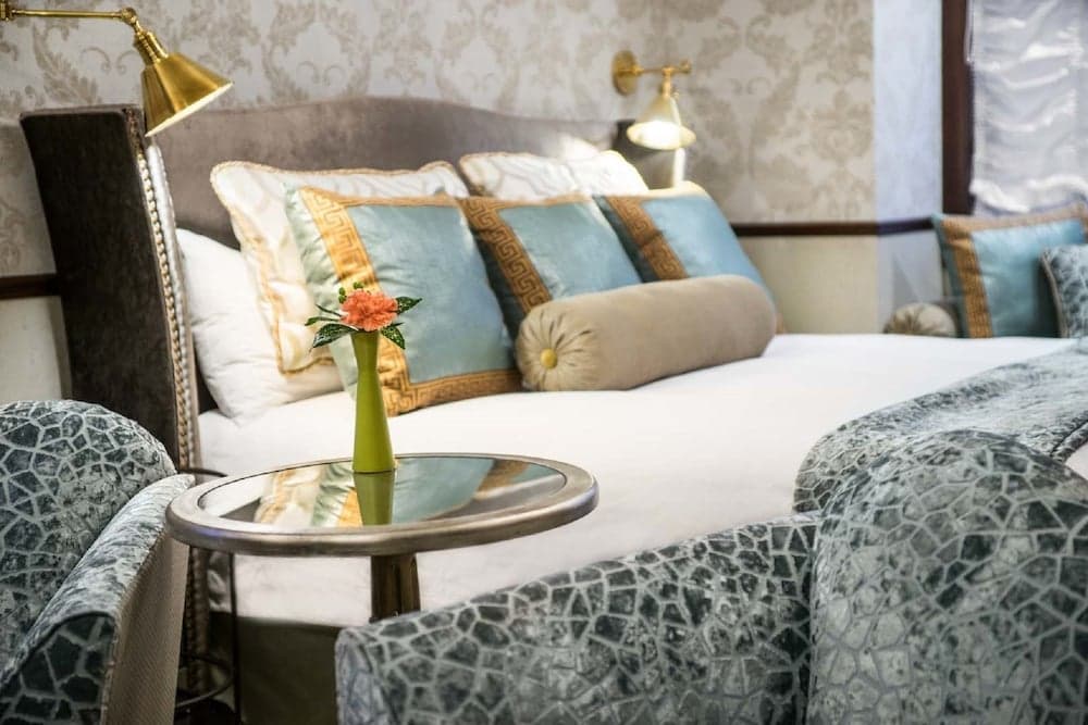 Abigail's Hotel