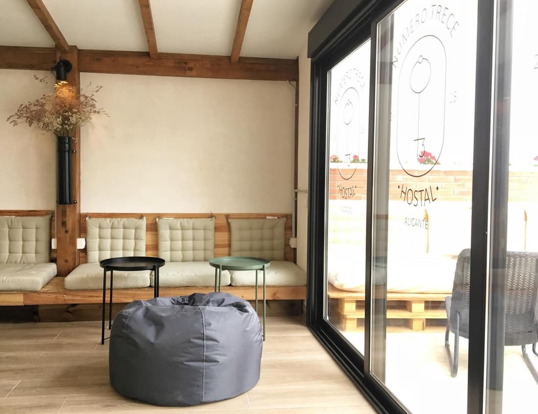 Hostel Numero Trece - Private Capsule Deds - Albergue Juvenil - towels, coffee & tea, remote check-in