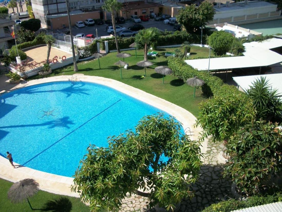 Apartamento mediterraneo, muy centrico, en Plaza Triangular, soleado, con jardines y piscina y la playa enfrente andando, con parking exterior comunitario