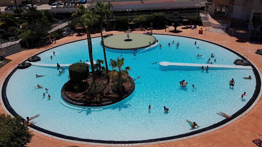 Ideal familias en urbanización de lujo a 600m de la playa Levante con Wifi, AC y Parking