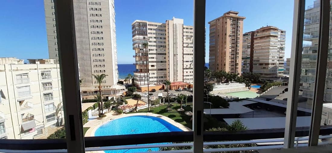 Apartamento mediterraneo, muy centrico, en Plaza Triangular, soleado, con jardines y piscina y la playa enfrente andando, con parking exterior comunitario