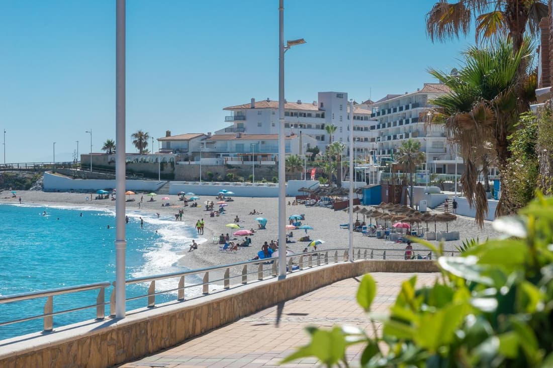 Cozy apartment next to the beach and Nerja center