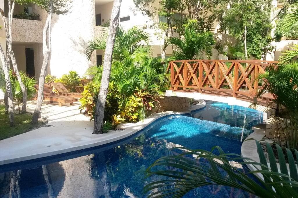 Beautiful condo with pool