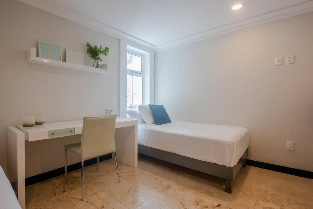 LOCATION- 3-Bdr PENTH-150 mbps- POOL- Priv ROOFTOP