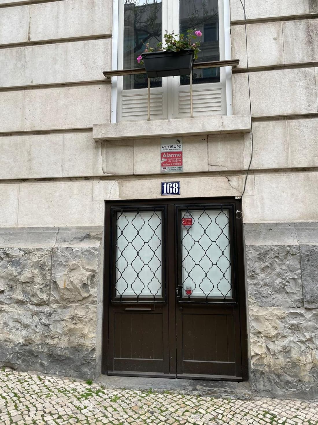 Bordeaux M1 R3 - Nice & Comfortable Double Room with Private Patio & Shared Bathroom