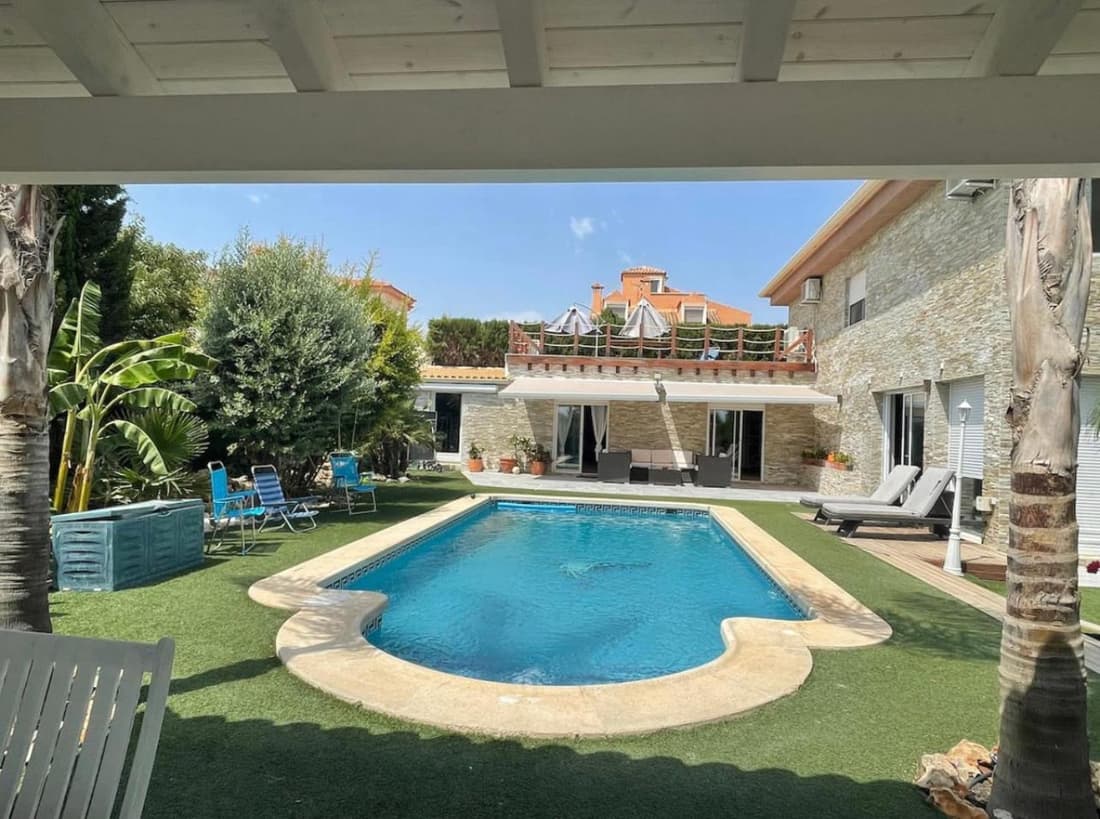 Habitación con baño privado frente a la piscina, 2P no es casa completa y es rural