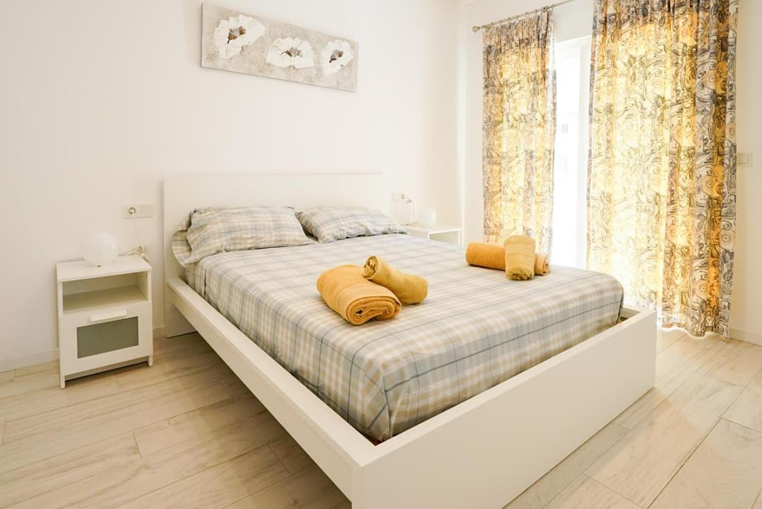 Casa MYA con terreno privado y parking compartido - a 800m de Playa Poniente