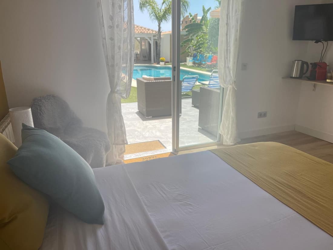 Habitación con baño privado frente a la piscina, 2P no es casa completa y es rural
