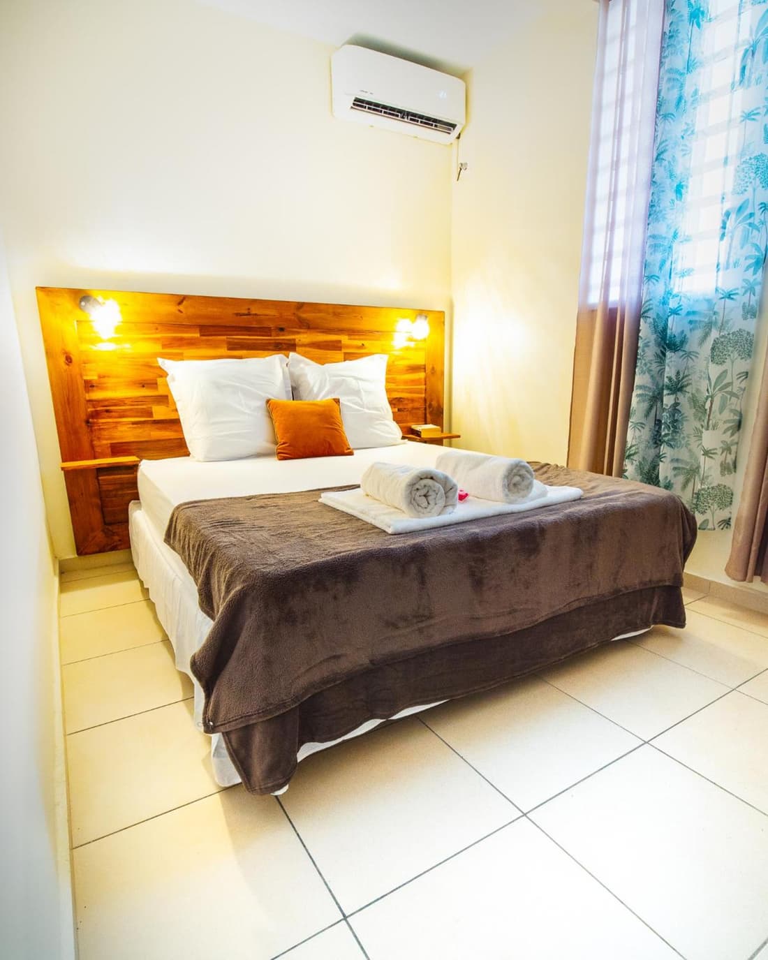 Évasion en Plein Cœur de Port-Louis T2 avec Piscine, Jacuzzis, Sauna, Tapas & Mocktails
