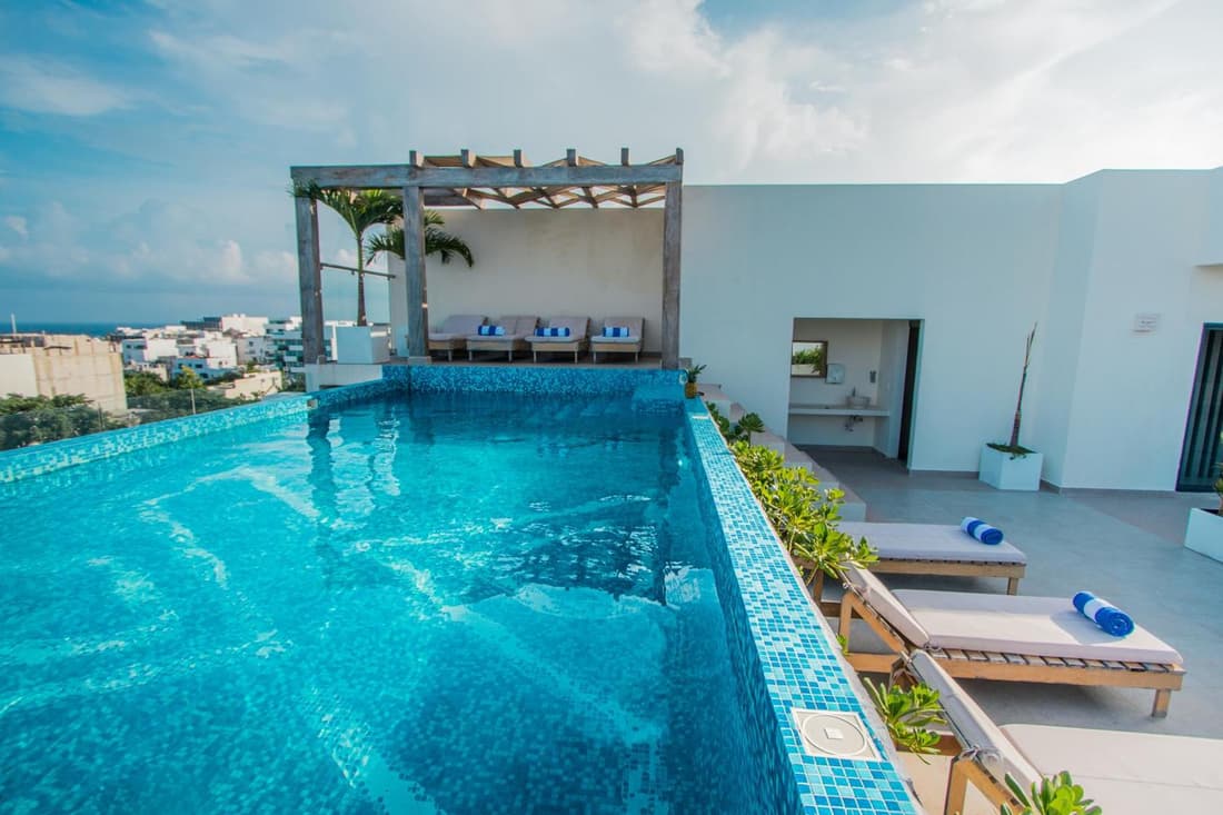 Condos with ocean view pool in Av 10 & 60 street