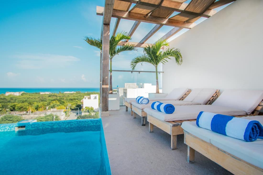 Condos with ocean view pool in Av 10 & 60 street