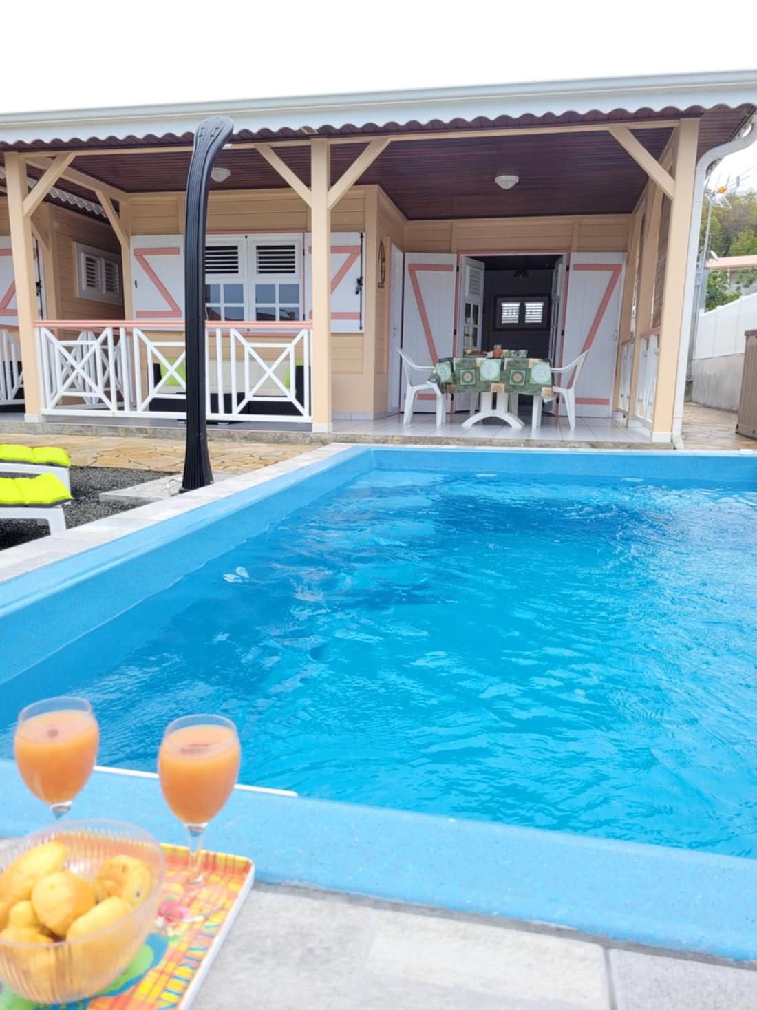 La Maison du Pécheur 97280 vous propose 2 bungalow, 2 Piscine privé avec jaccuzi intégrés, a 5 min de la plage et 2 min du port de pêche