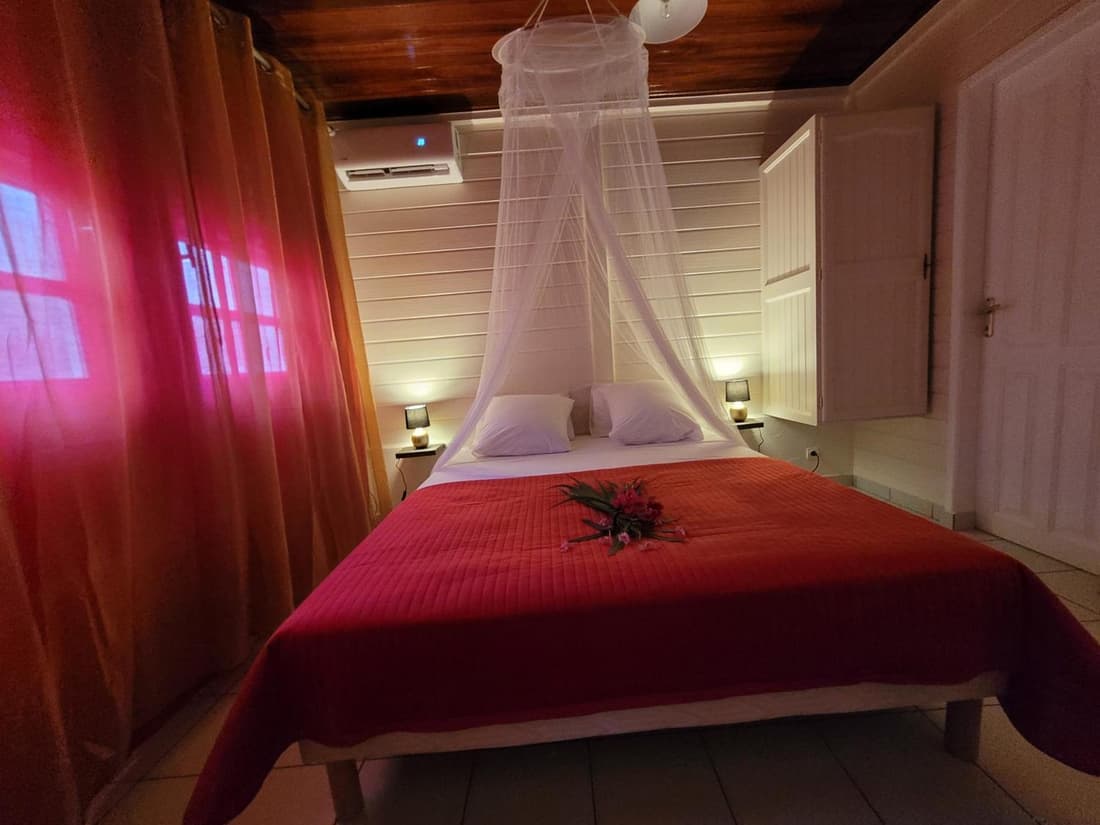 La Maison du Pécheur 97280 vous propose 2 bungalow, 2 Piscine privé avec jaccuzi intégrés, a 5 min de la plage et 2 min du port de pêche