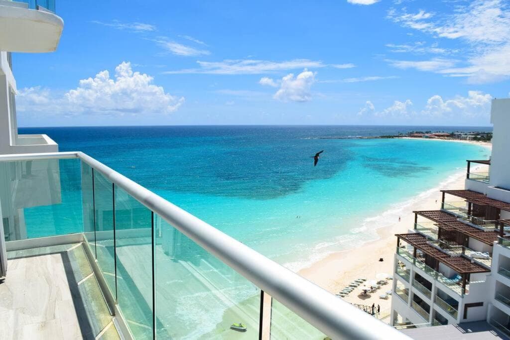 Beachfront Studio Balcony Pool & Gym