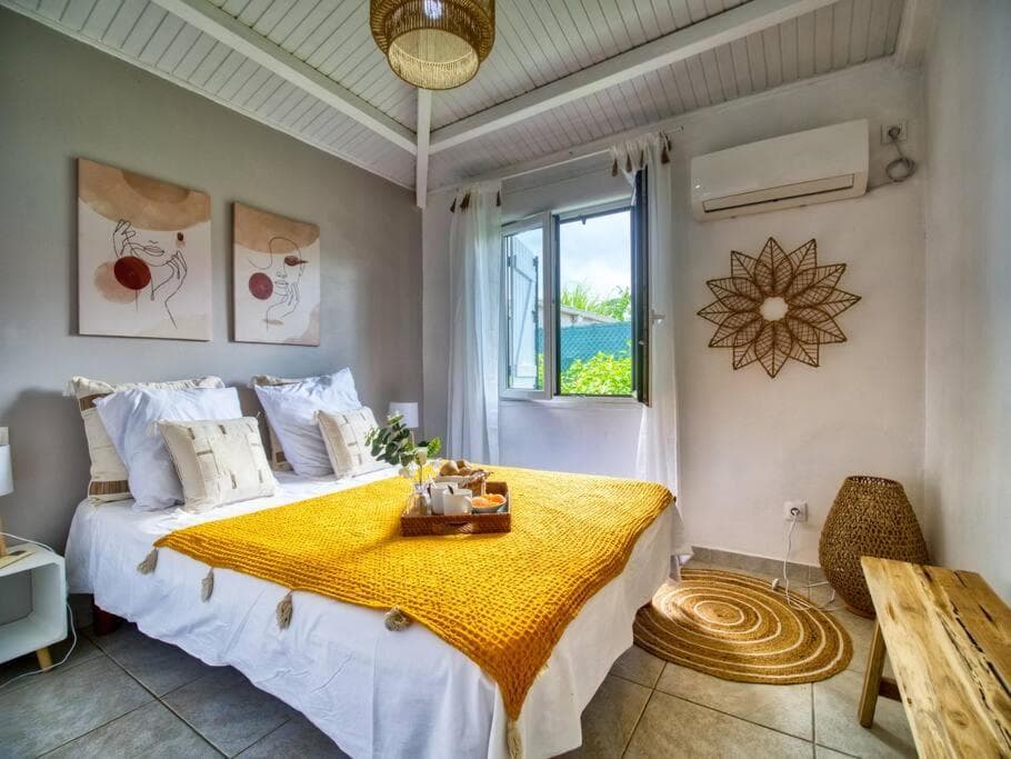 Appartement Domi Caraïbes confortable avec une piscine chauffée et sécurisée par un filet, une citerne tampon pour faire face aux coupures d'eau, accès Netflix