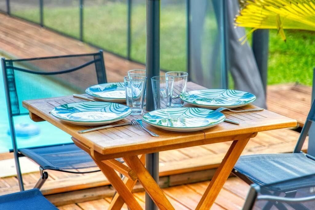 Appartement Domi Caraïbes confortable avec une piscine chauffée et sécurisée par un filet, une citerne tampon pour faire face aux coupures d'eau, accès Netflix