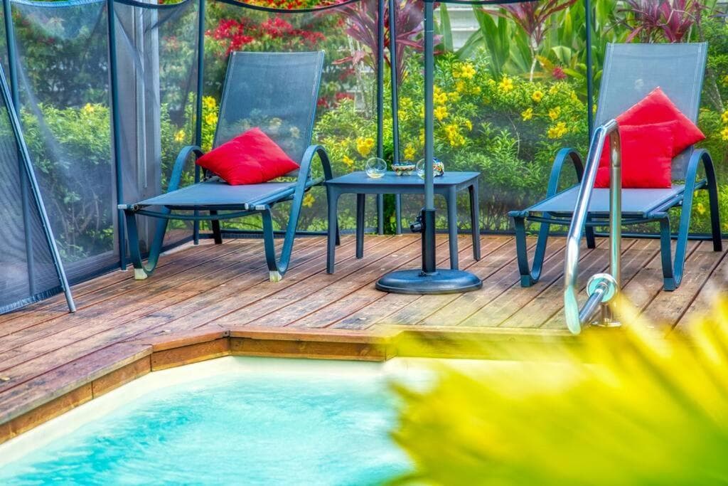 Appartement Domi Caraïbes confortable avec une piscine chauffée et sécurisée par un filet, une citerne tampon pour faire face aux coupures d'eau, accès Netflix