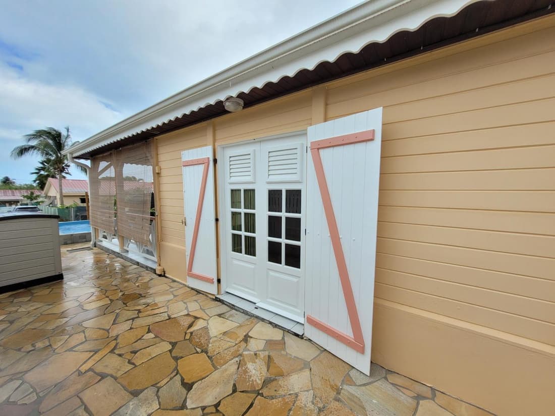 La Maison du Pécheur 97280 vous propose 2 bungalow, 2 Piscine privé avec jaccuzi intégrés, a 5 min de la plage et 2 min du port de pêche