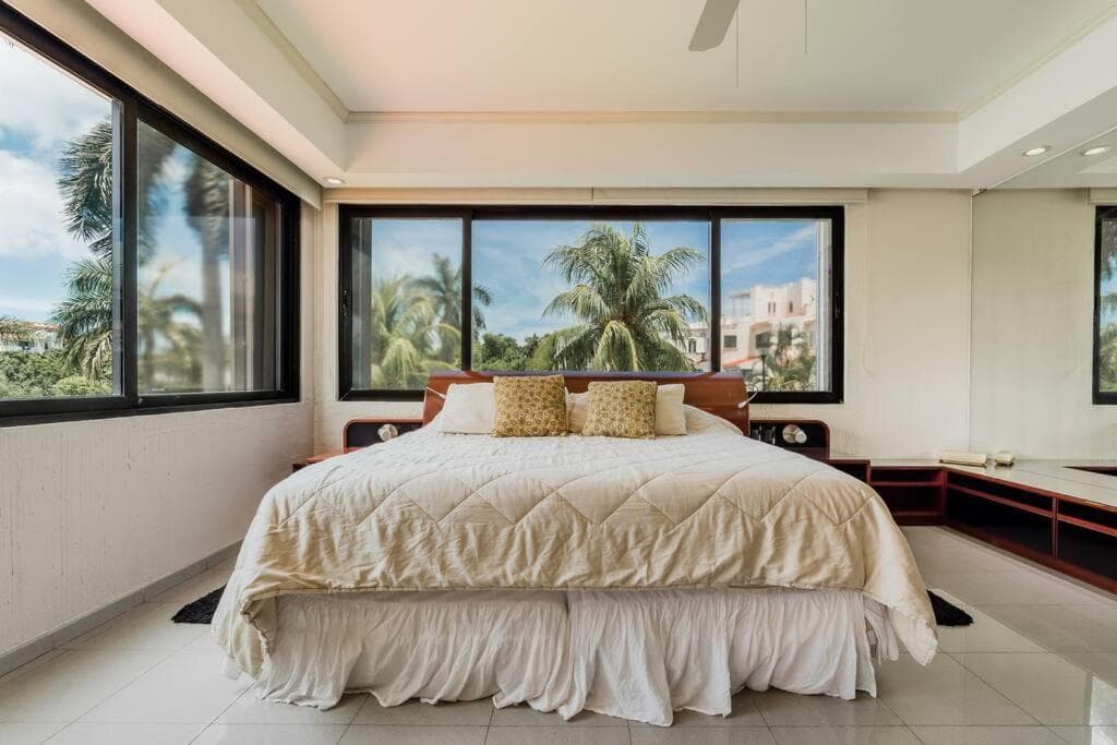 Elegant Lagoon front Villa by CASA PARAISO