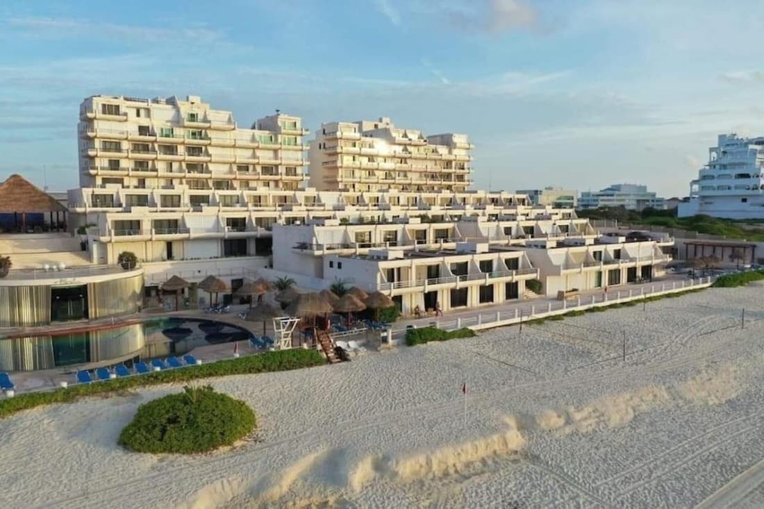 Cancun Hotel Zone, Beachfront 2 BR Apartment - Prime Location