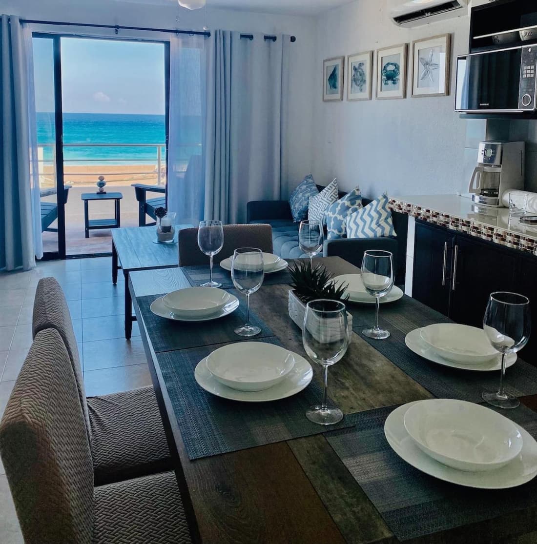 Cancun Hotel Zone, Beachfront 2 BR Apartment - Prime Location