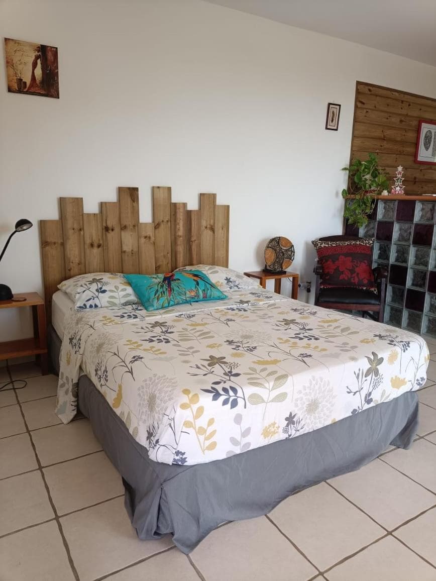 grand studio en bas de villa avec vue sur mer au Carbet