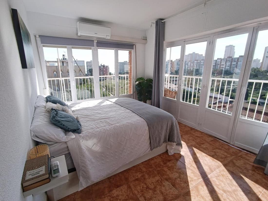 California Suite - All-day Sunny 2-Bedroom Apartment