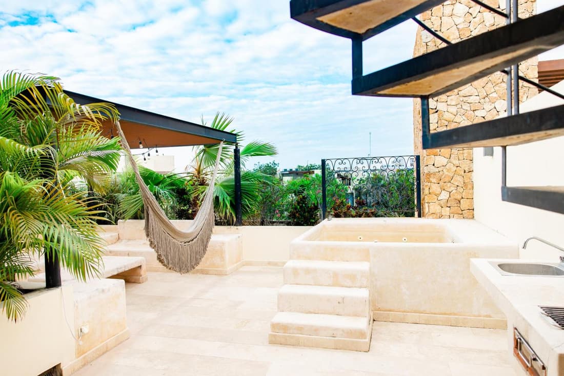 Chic Rooftop PH, private pool, 1mi from the beach