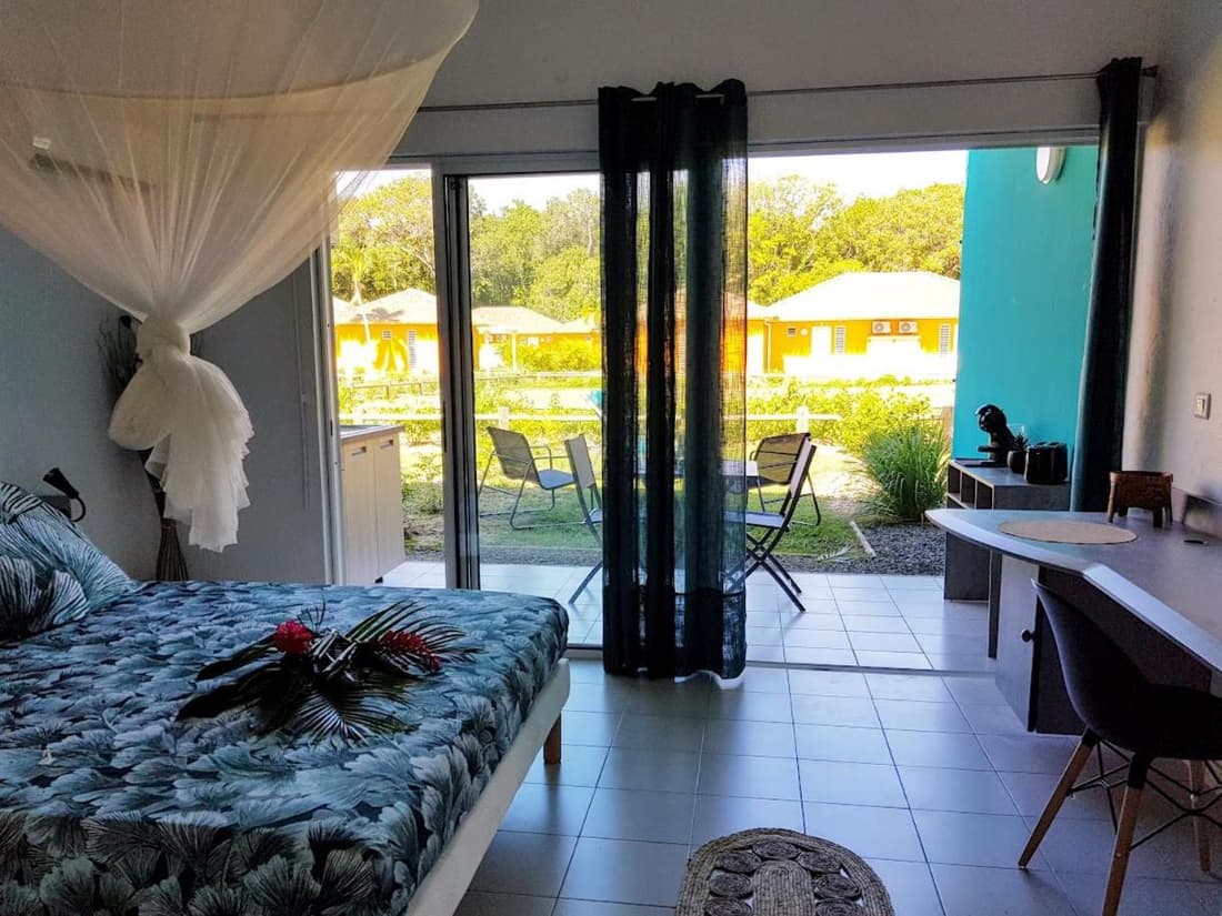 Appartement avec piscine et accès direct plage 102