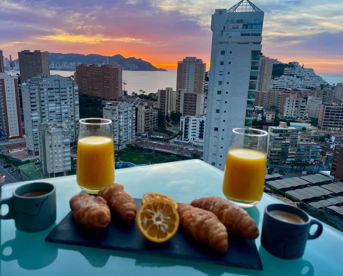 Traveler's Beach Apartment with sea view, coffee & parking