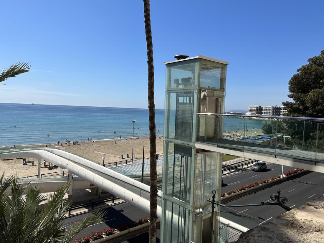 New! Cosy Two Bedroom Apartment by the Beach