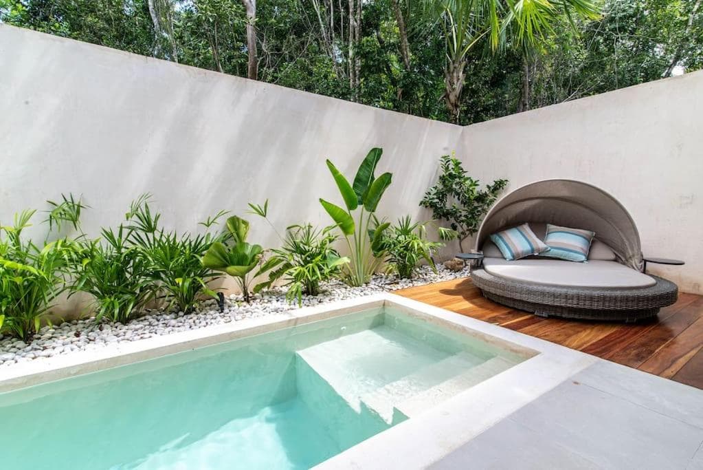 Beautiful 4BR, Up to 8 Guests, Private Pool, 10 min to Beach