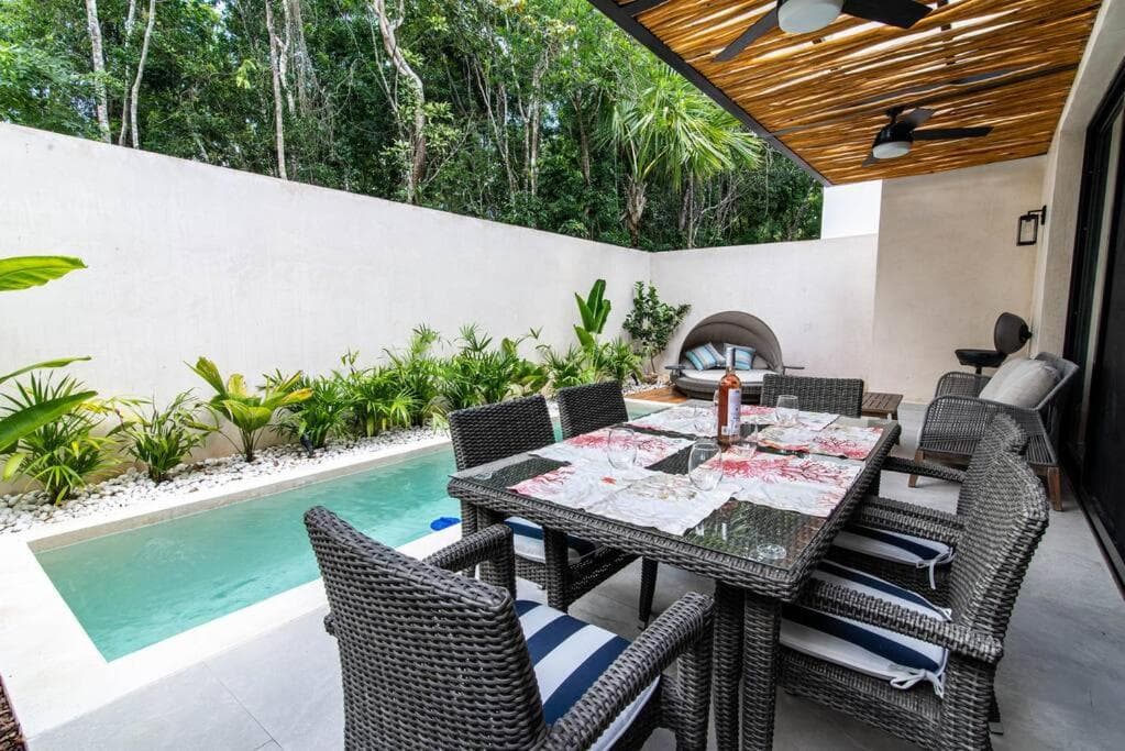 Beautiful 4BR, Up to 8 Guests, Private Pool, 10 min to Beach