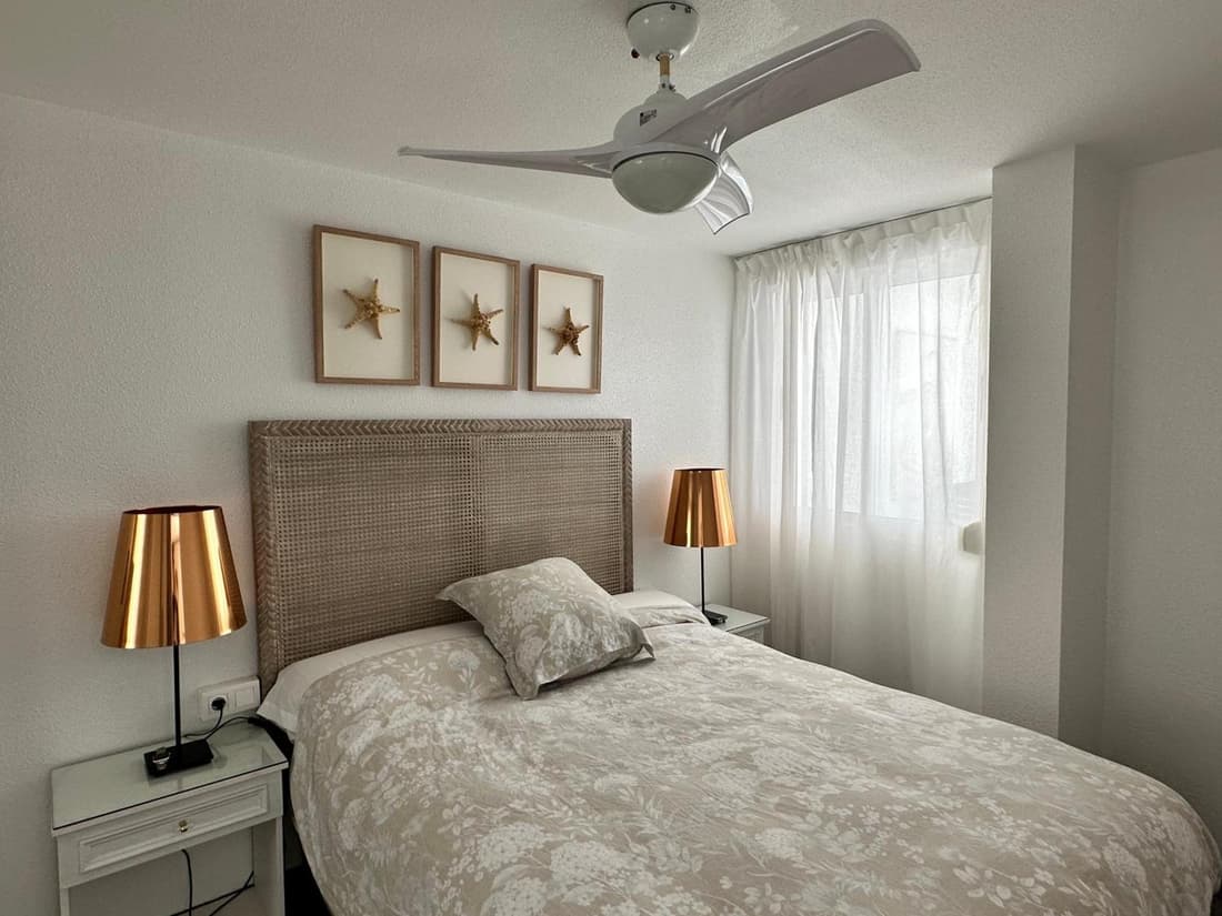 Apartamento mediterraneo, muy centrico, en Plaza Triangular, soleado, con jardines y piscina y la playa enfrente andando, con parking exterior comunitario