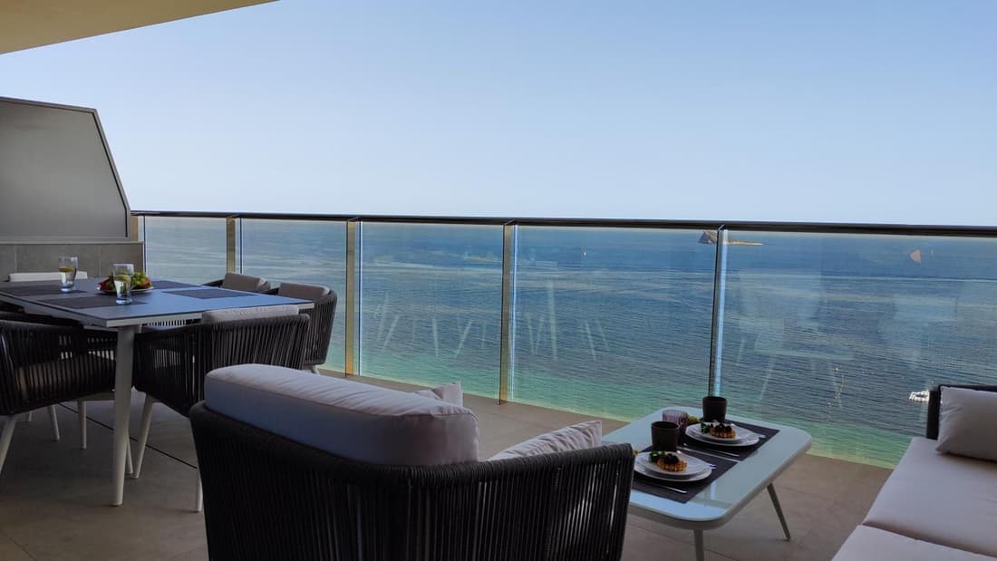 SUNSET CLIFFS modern apartment